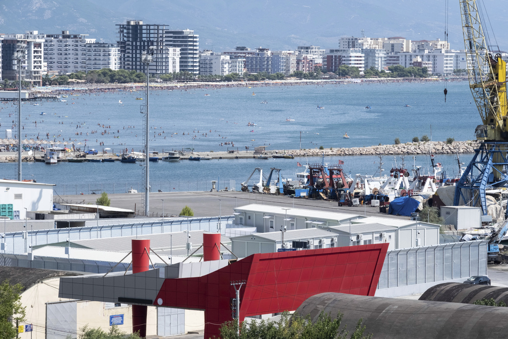 Μεταφορά αιτούντων άσυλο από την Ιταλία στην Αλβανία μέσω του Πολεμικού Ναυτικού